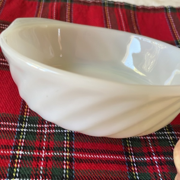 Anchor Hocking Fire King white Milk Glass swirl design Ovenware Casserole Dish - Picture 2 of 6